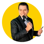 Comediante-Mario-Ramirez-El-Comodin-con-mpbile-en-la-mano