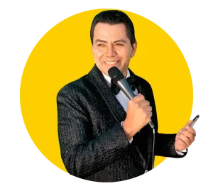 Comediante-Mario-Ramirez-El-Comodin-con-mpbile-en-la-mano