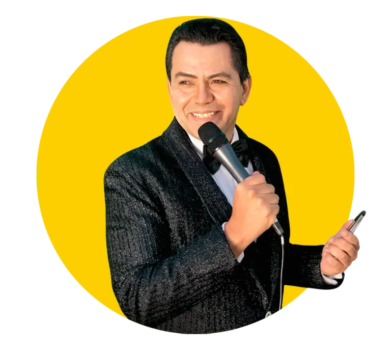 Comediante-Mario-Ramirez-El-Comodin-con-mpbile-en-la-mano