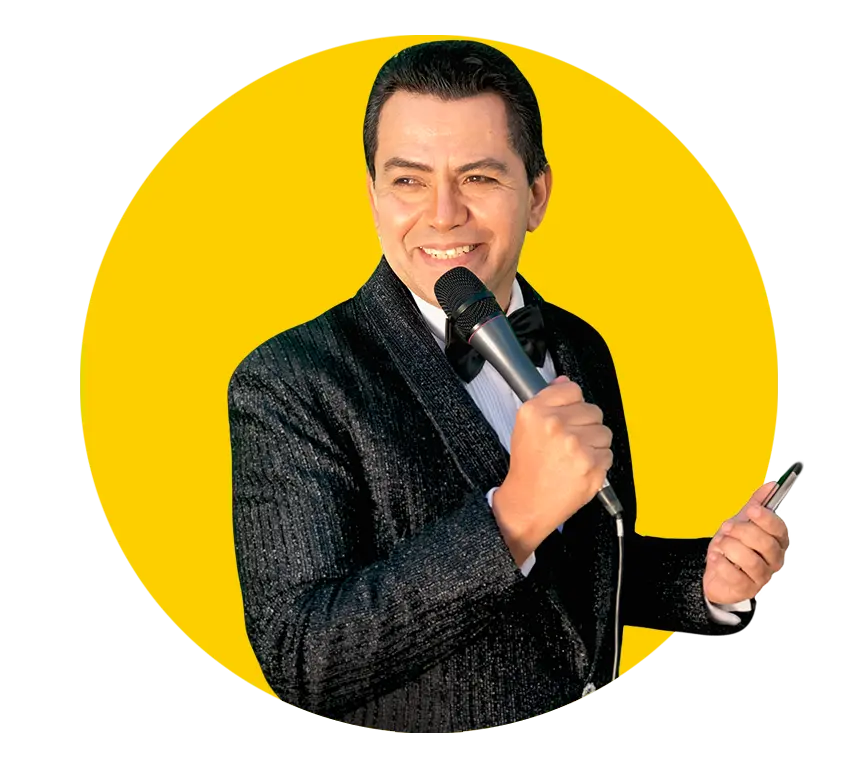 Comediante-Mario-Ramirez-El-Comodin-con-mpbile-en-la-mano